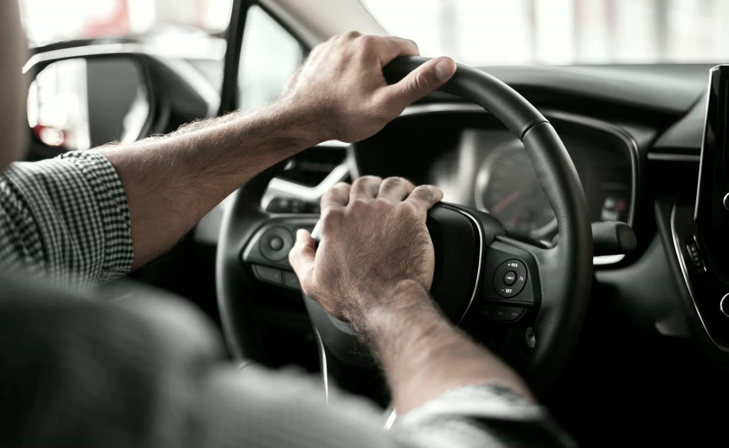Motorista ao volante